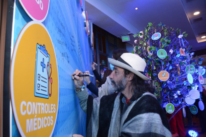 Apoyo. José Antonio Maeso firma en respaldo a la iniciativa.