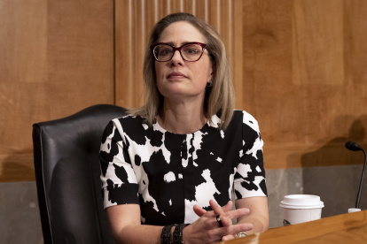Imagen de archivo de la senadora estadounidense Kyrsten Sinema. EFE/EPA/MICHAEL REYNOLDS