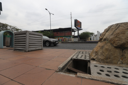 Daño. En ese agujero se han caído ya peatones y ciclistas.