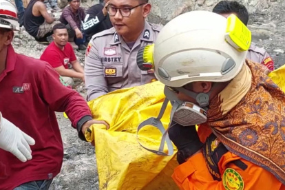 Equipos de rescate tras la explosión en una mina de carbón en Indonesia. EFE/EPA/BASARNAS