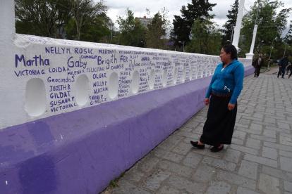 Nuevo nombre. El puente en 1930 fue bautizado como Mariano Moreno. A partir del 25 de septiembre del 2020, el Cabildo de Mujeres con su posición obligó a la Municipalidad de Cuenca a cambiar el nombre: ahora se llama Vivas Nos Queremos.