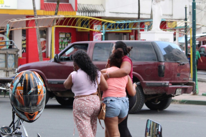Quinindé. Familiares de  Carlos Muñoz Chumo, asesinado a tiros.
