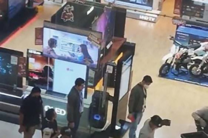 La alerta se inició luego de que el involucrado “gritó y se refirió de manera descortés” a agentes policiales. Esta persona luego fue sacada del lugar de encuentro