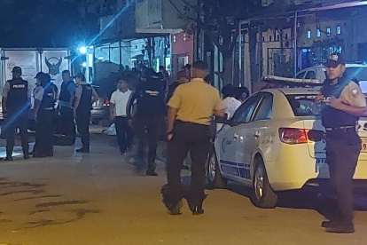 El fallecido, de 22 años, no era del sector. Según el oficial Pérez, jefe subrogante del distrito Pascuales, los moradores no aportaron detalles de lo sucedido.