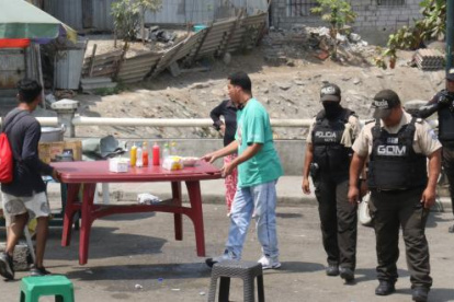 El puesto de comida fue movido unos metros y luego los comensales siguieron comiendo