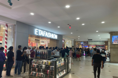 Así luce la fila de fanáticos que aspiran a comprar la línea del cantante.