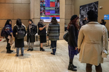 México. La gente acude para ver la telenovela hecha por los migrantes.