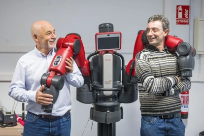 Avance. Los catedráticos de la Universidad de Granada (España), Juan Manuel López Soler (i) y Eduardo Ros Vida