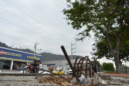En la avenida Carlos Julio Arosemena, cerca del Colegio 28 de Mayo, este es el escenario.