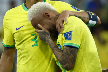 Neymar llora luce de la eliminación de Brasil en el Mundial de Qatar.