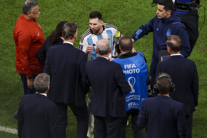 Lionel Messi fue a recriminar al entrenador Louis van Gaal por lo que dijo previo al partido.