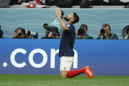 Olivier Giroud de Francia celebra un gol hoy, en un partido de los cuartos de final del Mundial de Fútbol Qatar 2022 entre Inglaterra y Francia en el estadio Al Bait en Jor (Catar).