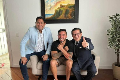 Daniel Salcedo (c) tras salir de la cárcel 4 de Quito.