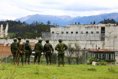 En la imagen un registro de archivo, tomada el pasado 4 de abril, en la que se registró a varios policías al vigilar la cárcel de la libertad N.1, en Cuenca (Ecuador).