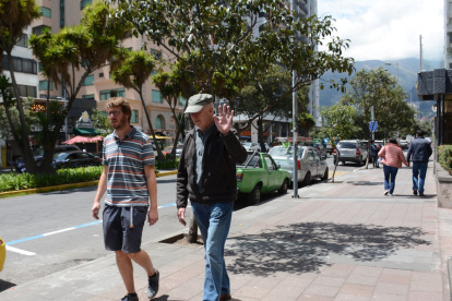 Caminar. En la avenida República del Salvador es muy  común ver pasear a extranjeros de varias nacionalidades.