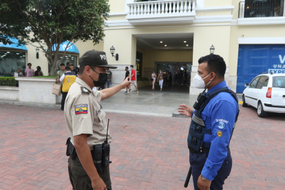 Disposiciones. La presencia de la Policía Nacional se ha incrementado en los exteriores de los centros comerciales y se complementa con la guardianía privada.