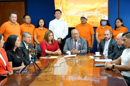 Enrique Chávez (centro) es reconocido como presidente del partido por una facción de la organización política.