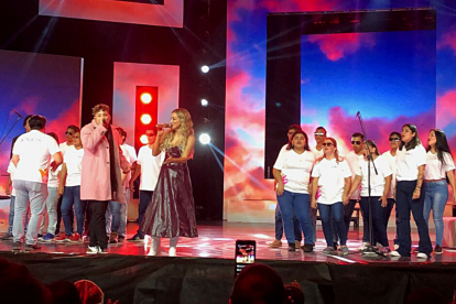 Fanny Lu y Teo durante su intervención en la Teletón.