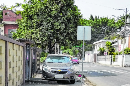 Los vehículos son parqueados en cualquier sitio