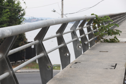 Así permanece ahora el puente. El miedo entre los peatones es latente.