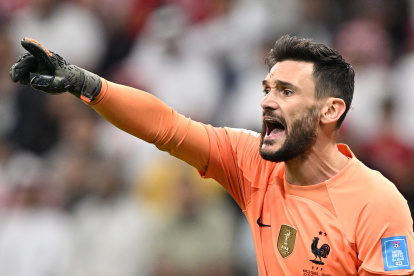 Hugo Lloris aporta seguridad y experiencia en la puerta del campeón del mundo.