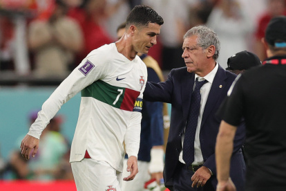Cristiano Ronaldo (i) y el técnico Fernando Santos, tras el duelo ante Marruecos, donde Portugal fue eliminado del Mundial.