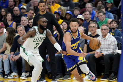 Stephen Curry (d), de los Warriors, aportó con 32 puntos.