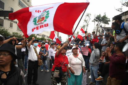 Cientos de manifestantes a favor de Pedro Castillo y en contra del Congreso se manifiestan en las calles del centro, hoy en Lima (Perú).