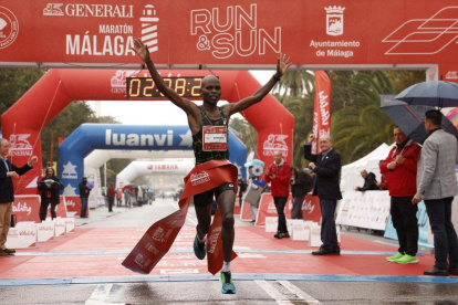 Barnaba Kipkoech cruza la meta para llevarse el primer lugar.