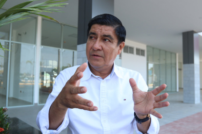 Es doctor en medicina y cirugía, especialista en cirugía general y en planificación estratégica en salud. Es máster en gerencia en salud para el desarrollo local. En 1988 fundó la Clínica San Francisco, en Daule. Fue concejal y jefe político del cantón en 2014 y 2015.