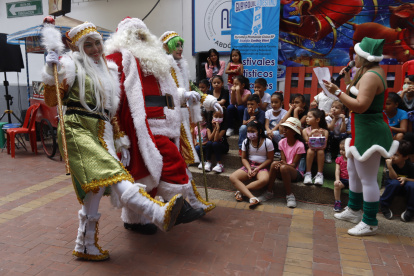 Papá Noel. El personaje navideño compartió con los cerca de cincuenta menores que recibieron dulces y regalos en el escalón 37 del cerro Santa Ana.