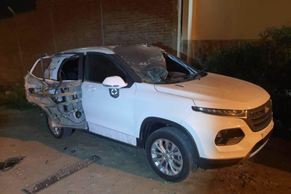 Caso. Un vehículo cercano a la vivienda afectada sufrió daños.