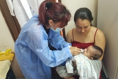 Prevención. Yisel Coromoto llevó a su bebé de cuatro meses a continuar el esquema regular de vacunación.