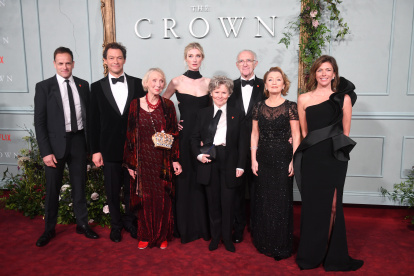 (De izquierda a derecha) Los actores y miembros del reparto "The Crown": Jonny Lee Miller, Dominic West, Marcia Warren, Elizabeth Debicki, Imelda Staunton, Jonathan Pryce, Lesley Manville y Claudia Harrison. Imagen archivo.