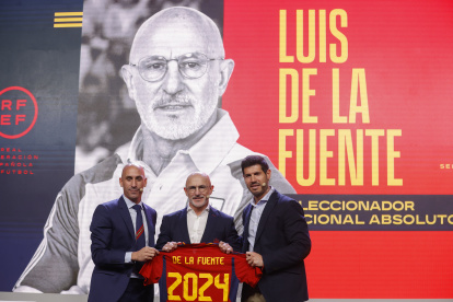 Luis de la Fuente (c) junto al presidente Luis Rubiuales (i) y el director de la selección nacional Albert Luque (d)