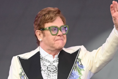 Elton John está en contra de las políticas duras que Elon Musk ha implementado en Twitter.