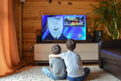 Niños viendo videos.