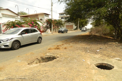 Daños. Apenas una calle de La Victoria permanece con asfalto, pero solo en un tramo pequeño. Sin embargo, a los lados hay huecos, uno tras otro, generado en algunos casos por la falta de tapas de los servicios.