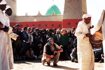 Jim Metzner en la que aparece él mientras graba sonidos. La primera vez que el estadounidense Jim Metzner utilizó unos auriculares y una grabadora para escuchar lo que sucedía.