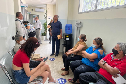 Atención. Pacientes siguen llegando al centro de salud.