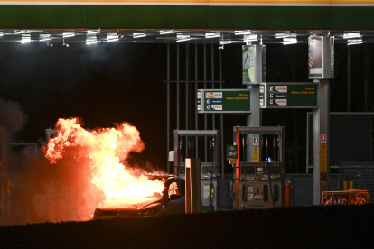 Vista de un vehículo incinerado por seguidores del saliente presidente de Brasil, Jair Bolsonaro, ayer en una estación de gasolina en Brasilia (Brasil). EFE/ANDRÉ BORGES