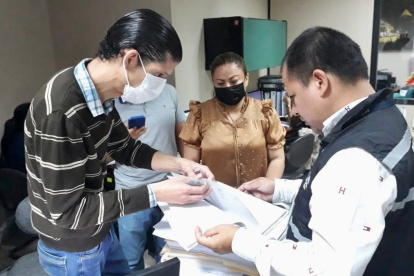 Los funcionarios de la Fiscalía revisaron documentación relacionada al contrato investigado.