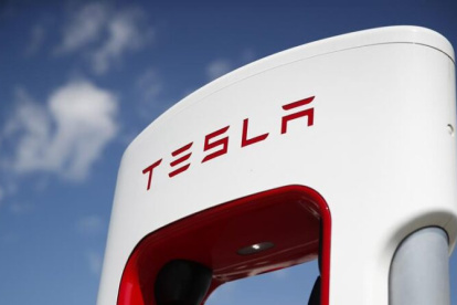 Fotografía de archivo del logo de Tesla.