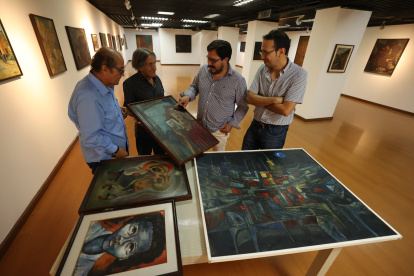 La selección. Joaquín Serrano (izq.), junto a Hernán Zúñiga, Abdón Segovia y Christian Moreano, con ‘La  solterona’ en sus manos, el famoso cuadro del Tábara realista, de 1951.