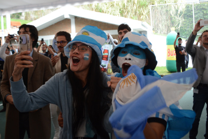 Abraham Calpanchay y su amor por Argentina. Su esposa Noemí Osorio le apoya en su pasión por la Albiceleste.