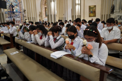 Guayaquil. Los alumnos llevan una flor blanca como ofrenda a la Virgen.