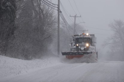 Vista de una vía afectada por una tormenta de nieve, en una fotografía de archivo. EFE/
