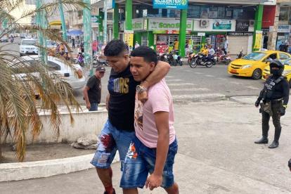 Machala. Uno de los heridos es trasladado caminando hasta un centro de salud por un familiar.