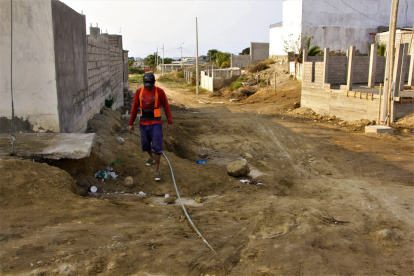 Hecho. Así permanecen las calles en la zona de Ballenita Oriental, la comunidad no quiere trabas para caminar.