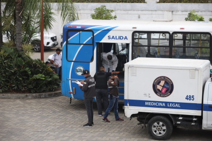 Ciudadano asesinado en un bus en Av León Febres Cordero. A la altura de la estación de bomberos de la puntilla.